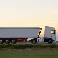Zarobki w transporcie międzynarodowym: poznaj realne stawki i możliwości