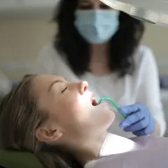 Pacjentka u dentysty, zabieg stomatologiczny.