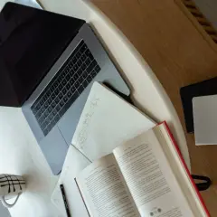 Hybrydowe studia online - czy to znak naszych czasów?