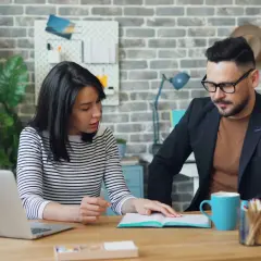 Zatrudnienie B2B: zalety i wady dla pracownika oraz pracodawcy