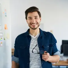 Realne zarobki na tworzeniu stron internetowych: od freelancera do etatu