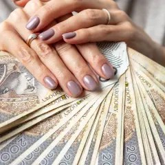Jakie są realne zarobki na stylizacji paznokci: poznaj stawki i możliwości