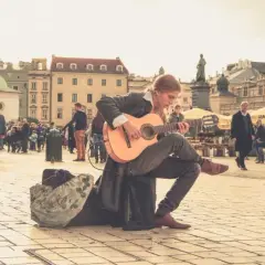 Poznaj realne zarobki muzyka ulicznego: ile można zarobić grając na ulicy?