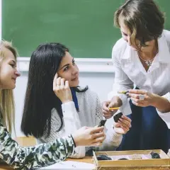 Kim jest pedagog szkolny i jakie ma zadania w placówkach edukacyjnych?