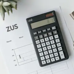 Jak rozliczyć działalność jednoosobową z ZUS? Kalkulacja składek 