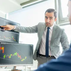 Doradca inwestycyjny: kim jest i jak może pomóc Twoim finansom?