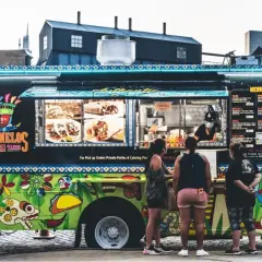Ile można zarobić na food trucku? Poznaj realne zyski i koszty biznesu