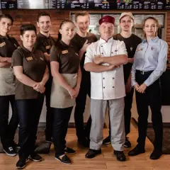 Pełne zestawienie zarobków w KFC: Realne stawki, premie i benefity