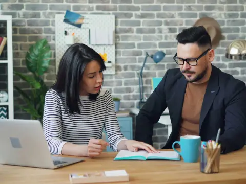 Zatrudnienie B2B: zalety i wady dla pracownika oraz pracodawcy