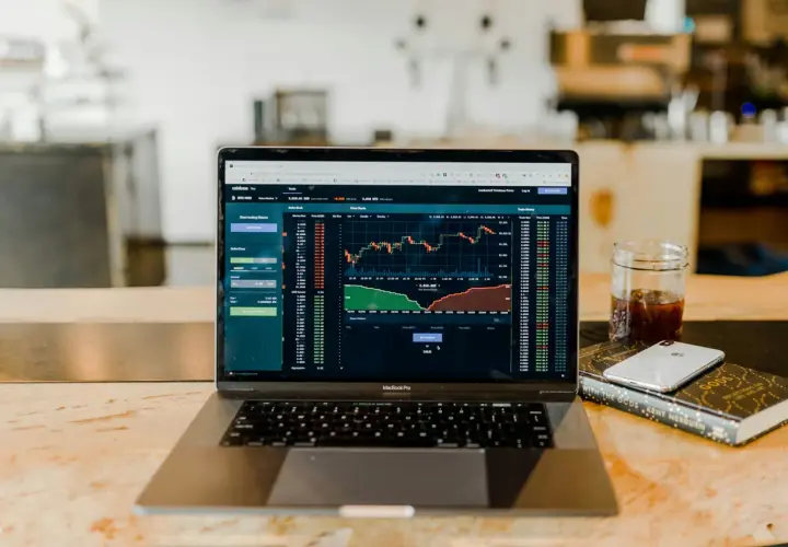 Porównanie zdecentralizowanych giełd (DEX) i scentralizowanych giełd (CEX)
