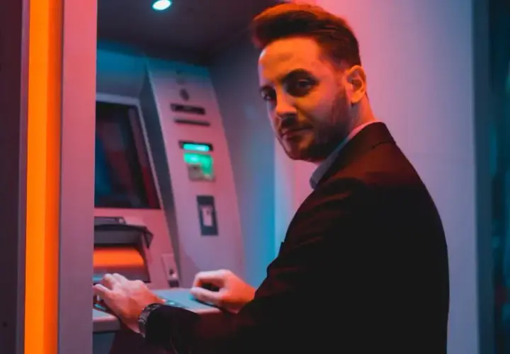 Bankomat wciągnął kartę: Najważniejsze kroki do szybkiego odzyskania