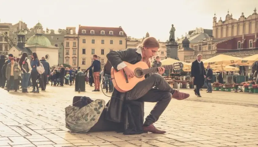 Poznaj realne zarobki muzyka ulicznego: ile można zarobić grając na ulicy?