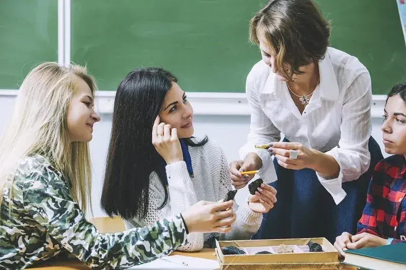 Kim jest pedagog szkolny i jakie ma zadania w placówkach edukacyjnych?